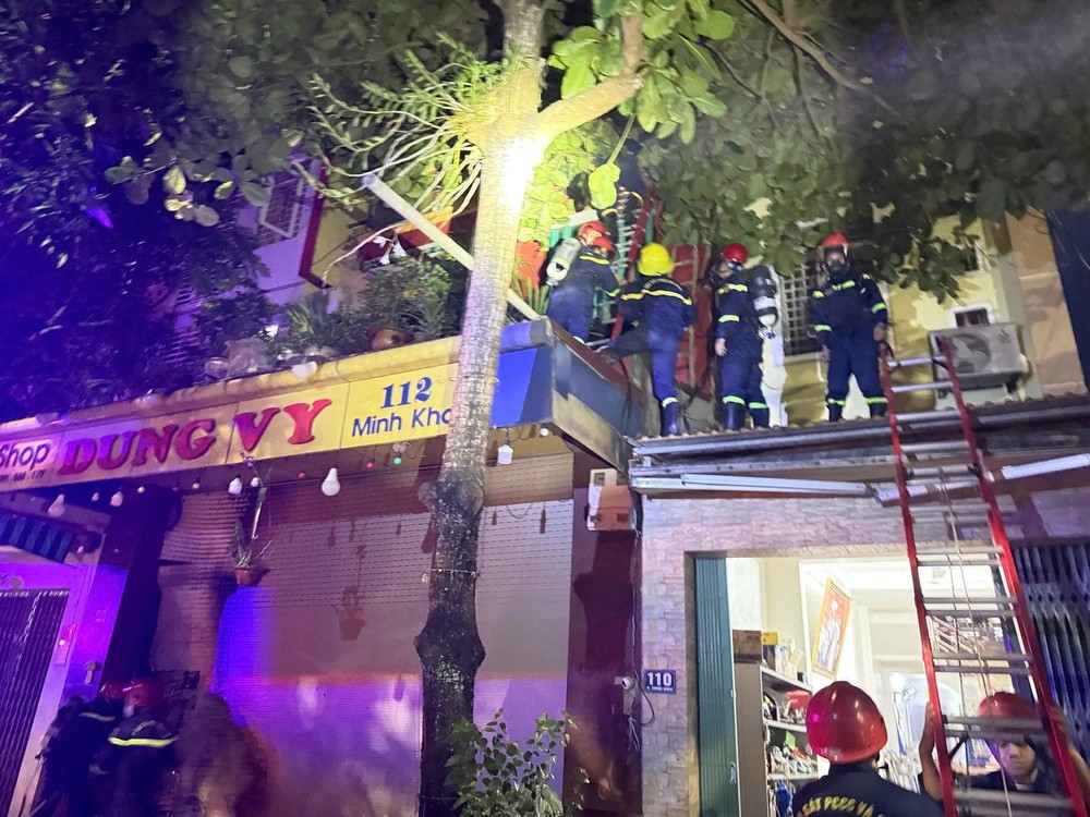 Kịp thời giải cứu ba người mắc kẹt trong đám cháy lúc rạng sáng - Ảnh 1.