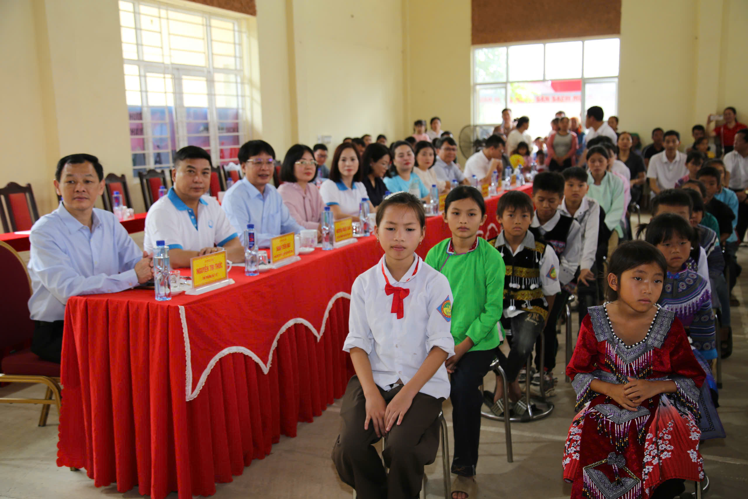 Gần 2,4 tỷ đồng đến với trẻ em khó khăn vùng biên Lào Cai qua phiên chợ 0 đồng- Ảnh 2.