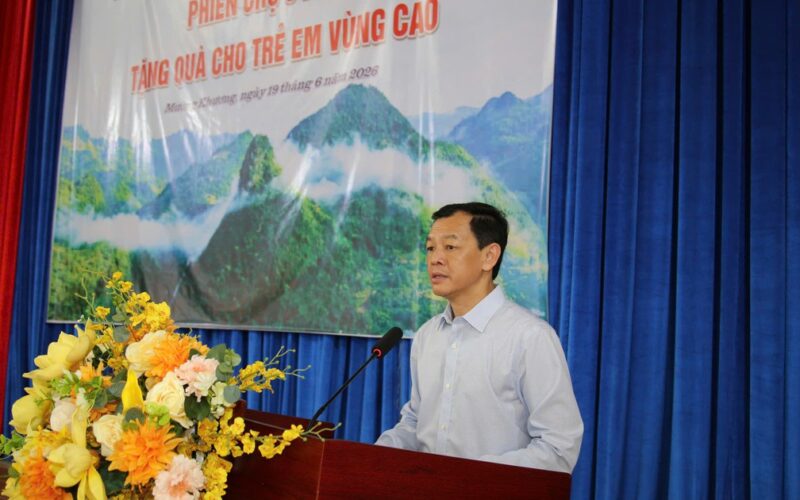 Gần 2,4 tỷ đồng đến với trẻ em khó khăn vùng biên Lào Cai qua phiên chợ 0 đồng