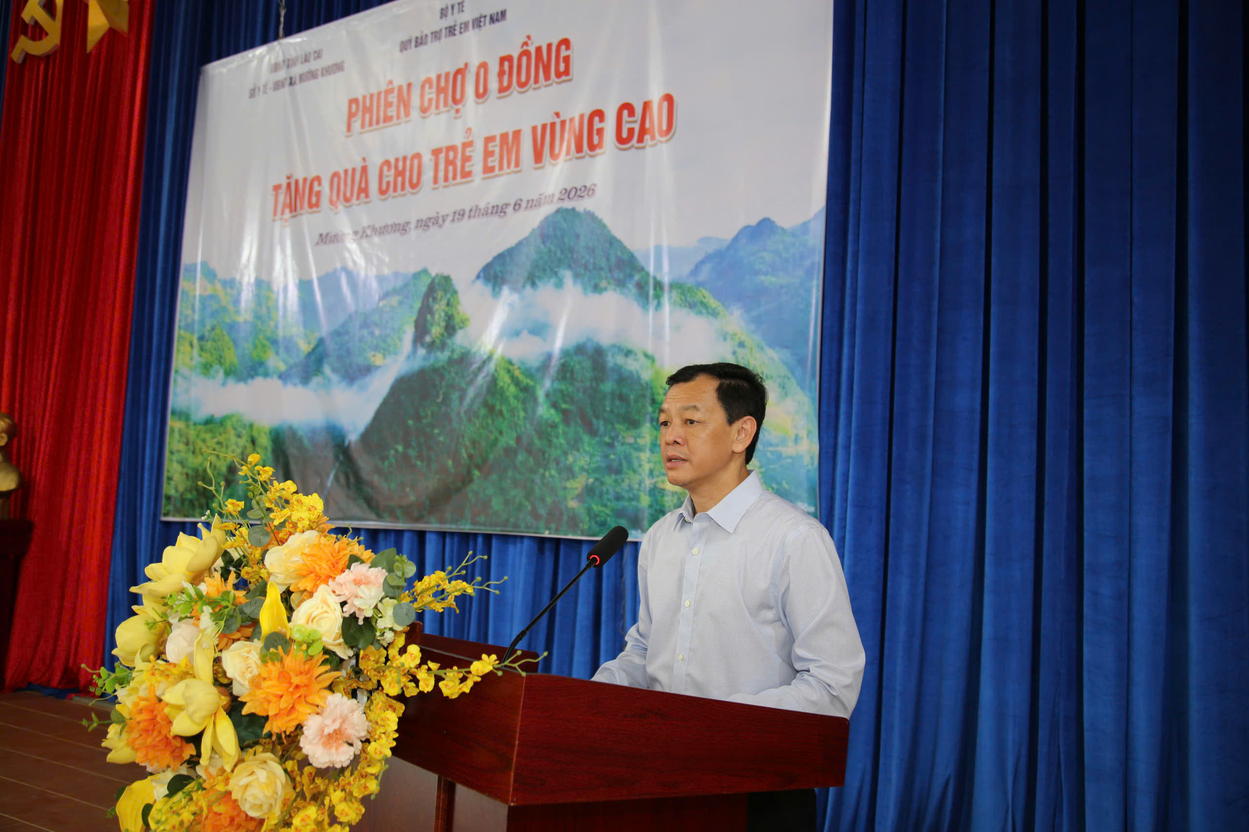 Gần 2,4 tỷ đồng đến với trẻ em khó khăn vùng biên Lào Cai qua phiên chợ 0 đồng- Ảnh 1.