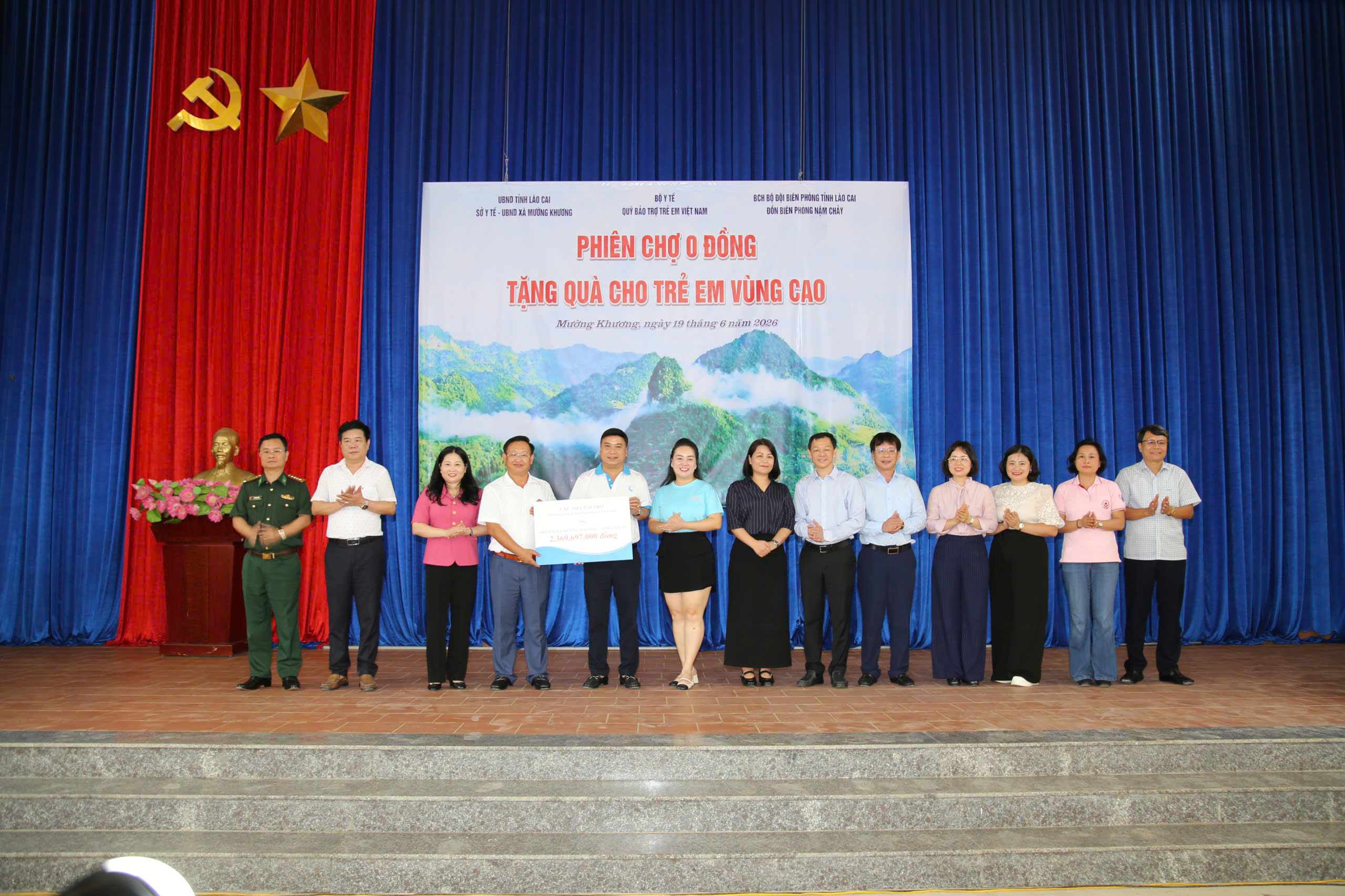 Gần 2,4 tỷ đồng đến với trẻ em khó khăn vùng biên Lào Cai qua phiên chợ 0 đồng- Ảnh 3.