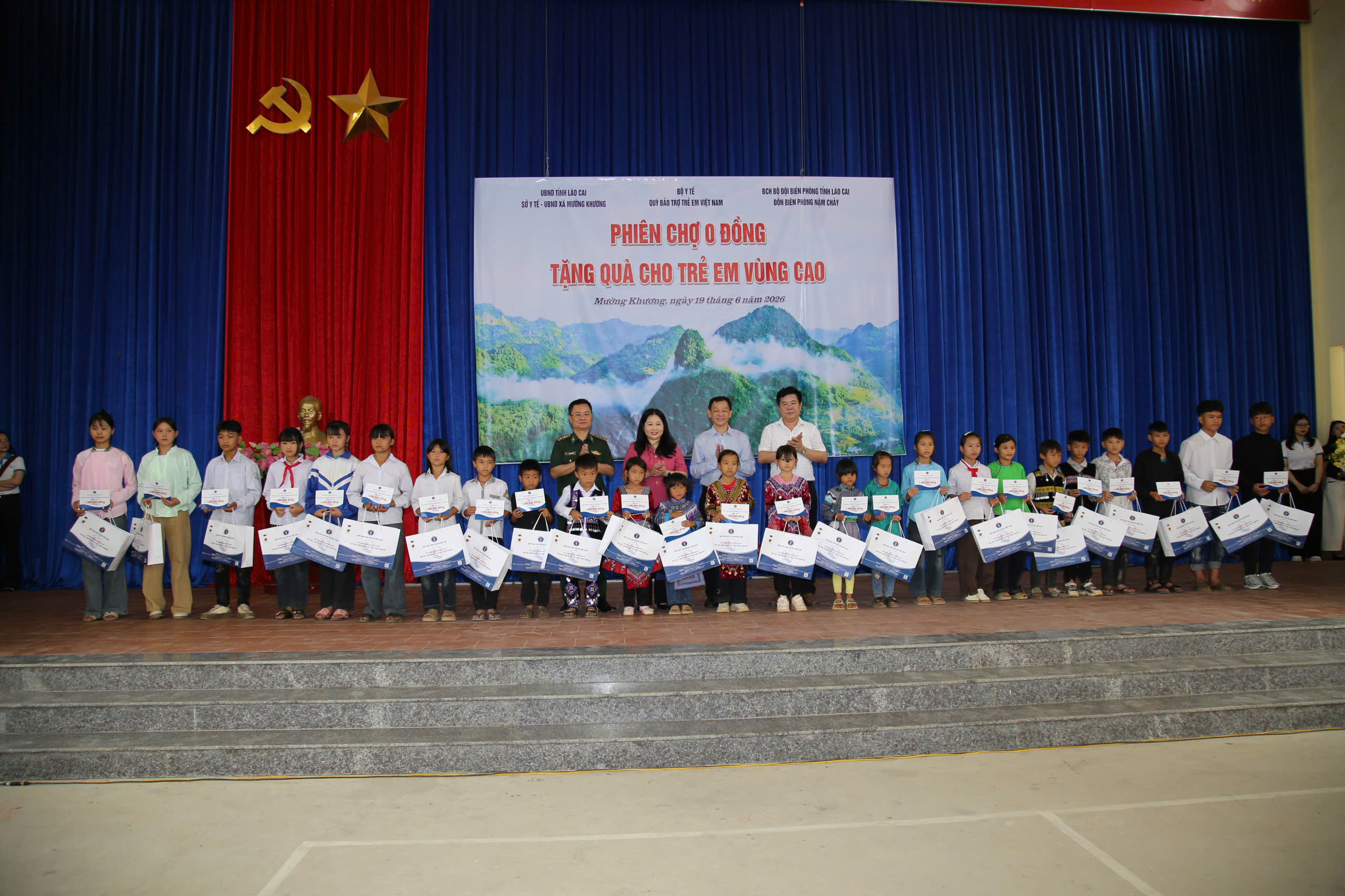Gần 2,4 tỷ đồng đến với trẻ em khó khăn vùng biên Lào Cai qua phiên chợ 0 đồng- Ảnh 6.