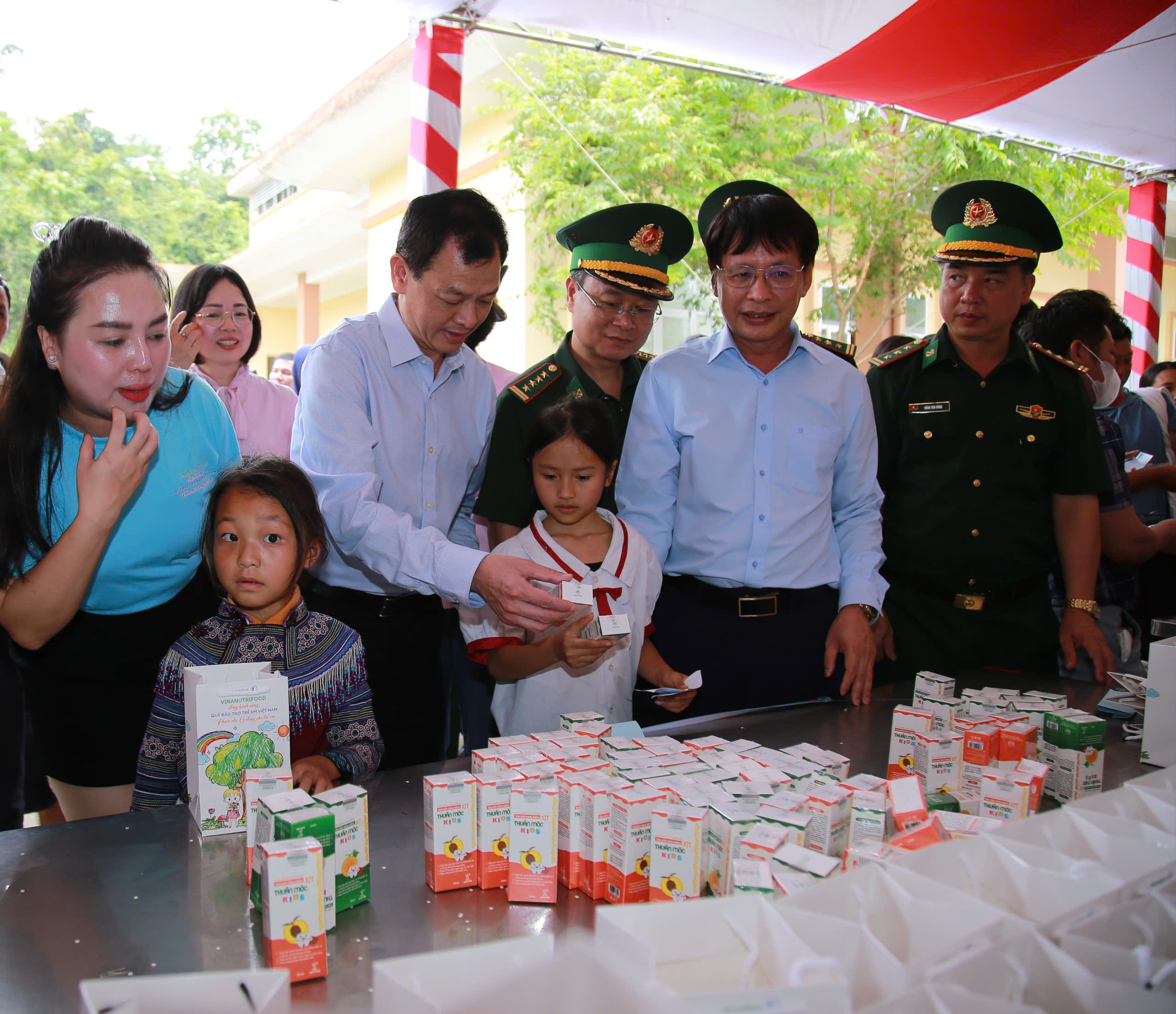 Gần 2,4 tỷ đồng đến với trẻ em khó khăn vùng biên Lào Cai qua phiên chợ 0 đồng- Ảnh 10.