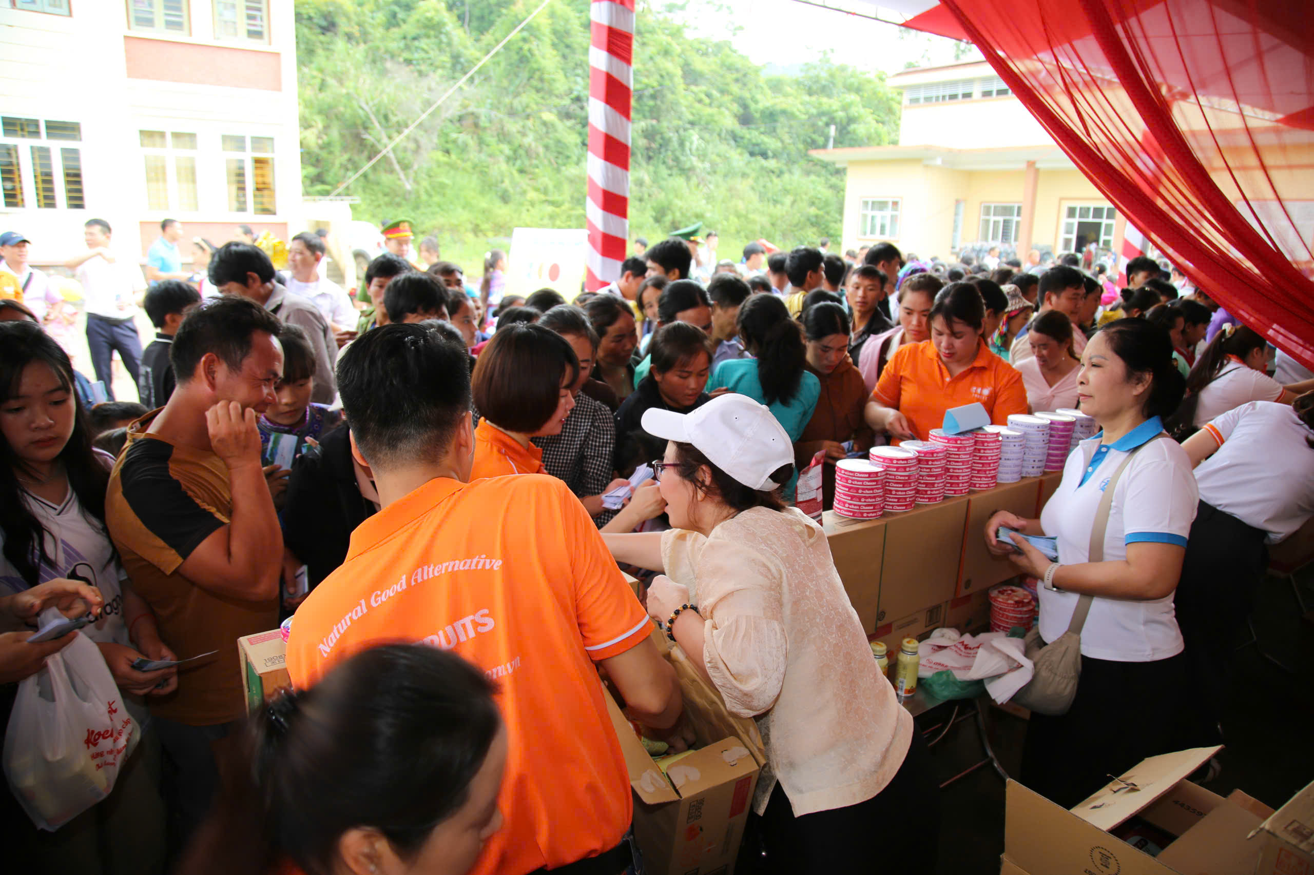 Gần 2,4 tỷ đồng đến với trẻ em khó khăn vùng biên Lào Cai qua phiên chợ 0 đồng- Ảnh 9.