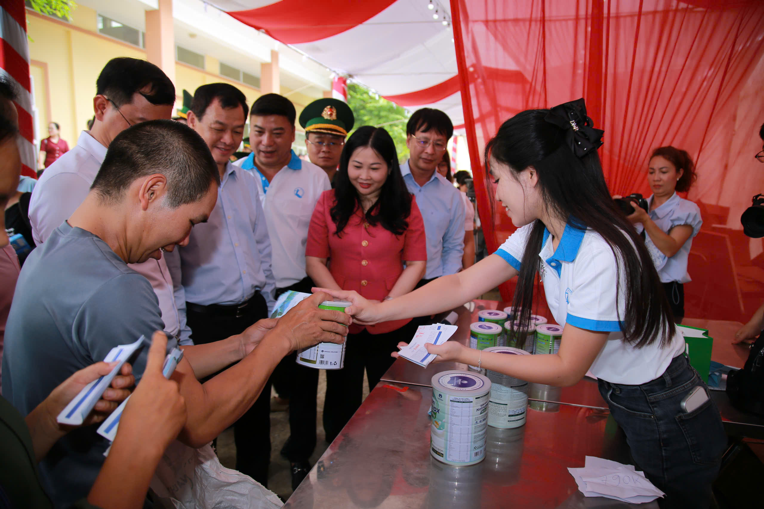Gần 2,4 tỷ đồng đến với trẻ em khó khăn vùng biên Lào Cai qua phiên chợ 0 đồng- Ảnh 12.